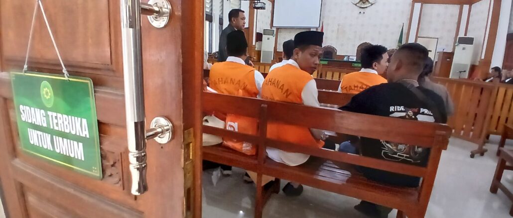 Para terdakwa (rompi oranye) kasus TPPO 21 ABK Awindo 2A, menunggu sidang di salah satu ruang Pengadilan Negeri Denpasar, 2 Juni 2026. (KanalBali.id/Ayu Sulistyowati)