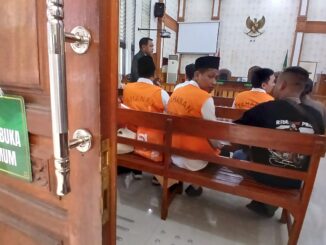 Para terdakwa (rompi oranye) kasus TPPO 21 ABK Awindo 2A, menunggu sidang di salah satu ruang Pengadilan Negeri Denpasar, 2 Juni 2026. (KanalBali.id/Ayu Sulistyowati)