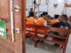 Para terdakwa (rompi oranye) kasus TPPO 21 ABK Awindo 2A, menunggu sidang di salah satu ruang Pengadilan Negeri Denpasar, 2 Juni 2026. (KanalBali.id/Ayu Sulistyowati)