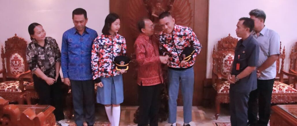 I Made Dwi Sathya Kurniawan (16), siswa SMA Negeri 1 Kuta Utara, Kabupaten Badung, serta Ni Komang Gayatri Dinda Gita Arsani (16), siswi SMA Negeri 1 Kubu, Kabupaten Karangasem. bersama Gubernu Wayan Koster (tengah) - IST