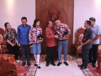 I Made Dwi Sathya Kurniawan (16), siswa SMA Negeri 1 Kuta Utara, Kabupaten Badung, serta Ni Komang Gayatri Dinda Gita Arsani (16), siswi SMA Negeri 1 Kubu, Kabupaten Karangasem. bersama Gubernu Wayan Koster (tengah) - IST