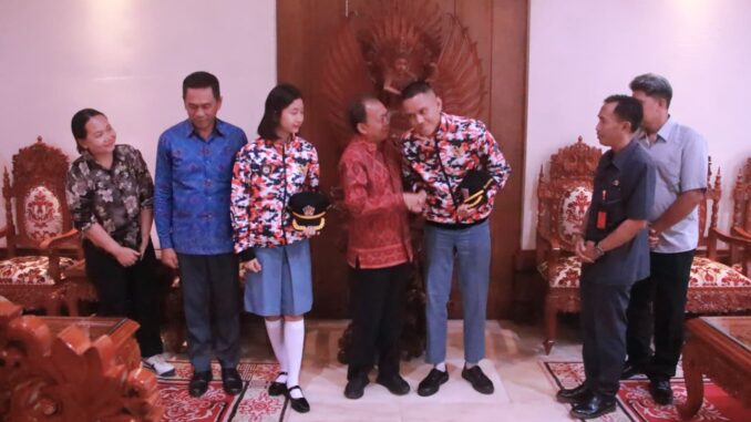 I Made Dwi Sathya Kurniawan (16), siswa SMA Negeri 1 Kuta Utara, Kabupaten Badung, serta Ni Komang Gayatri Dinda Gita Arsani (16), siswi SMA Negeri 1 Kubu, Kabupaten Karangasem. bersama Gubernu Wayan Koster (tengah) - IST