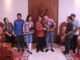 I Made Dwi Sathya Kurniawan (16), siswa SMA Negeri 1 Kuta Utara, Kabupaten Badung, serta Ni Komang Gayatri Dinda Gita Arsani (16), siswi SMA Negeri 1 Kubu, Kabupaten Karangasem. bersama Gubernu Wayan Koster (tengah) - IST
