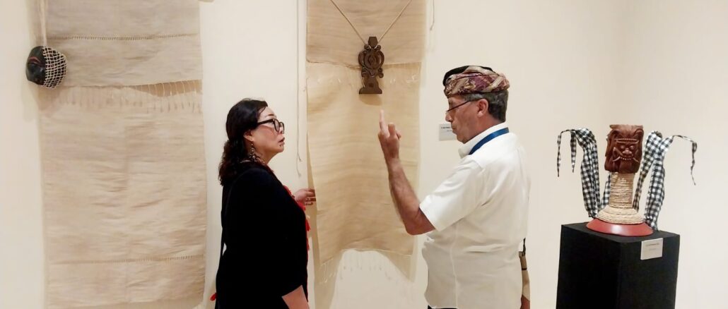 Suasana pameran kriya internasional Becoming: Prakriti–Pustaka–Padma di Agung Rai Museum of Art (ARMA) - IST