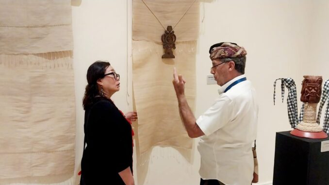 Suasana pameran kriya internasional Becoming: Prakriti–Pustaka–Padma di Agung Rai Museum of Art (ARMA) - IST