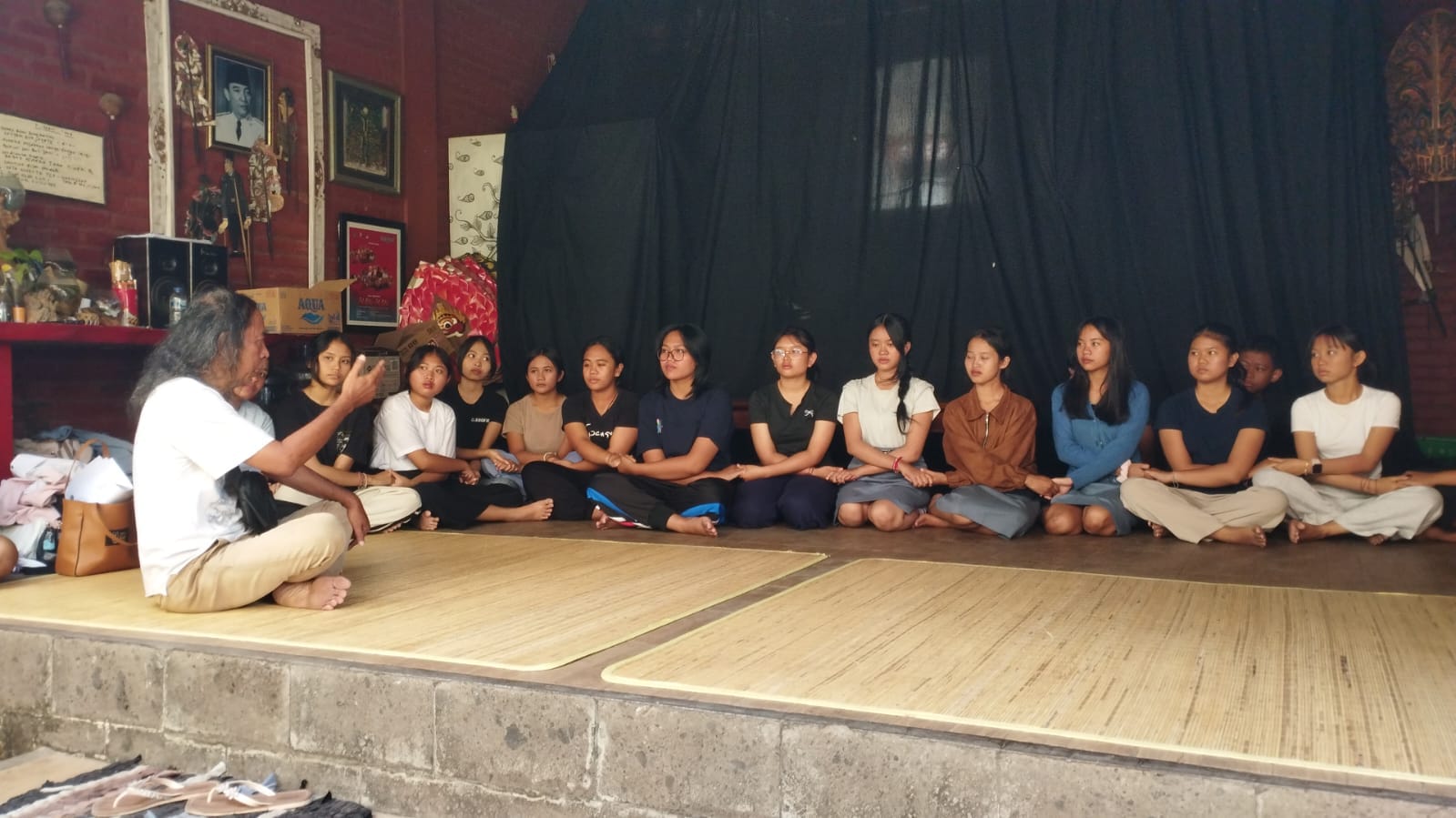 Latihan untuk pementasan Teater Selem di Art Center Denpasar - IST