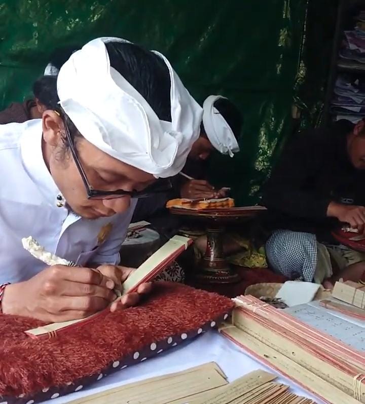 Prajuru adat pura Ulundanu Batur saat menulis surat terkait Pepasihan Betari Sati Batur, atau pajak atas air dari Batur ke desa-desa adat - IST