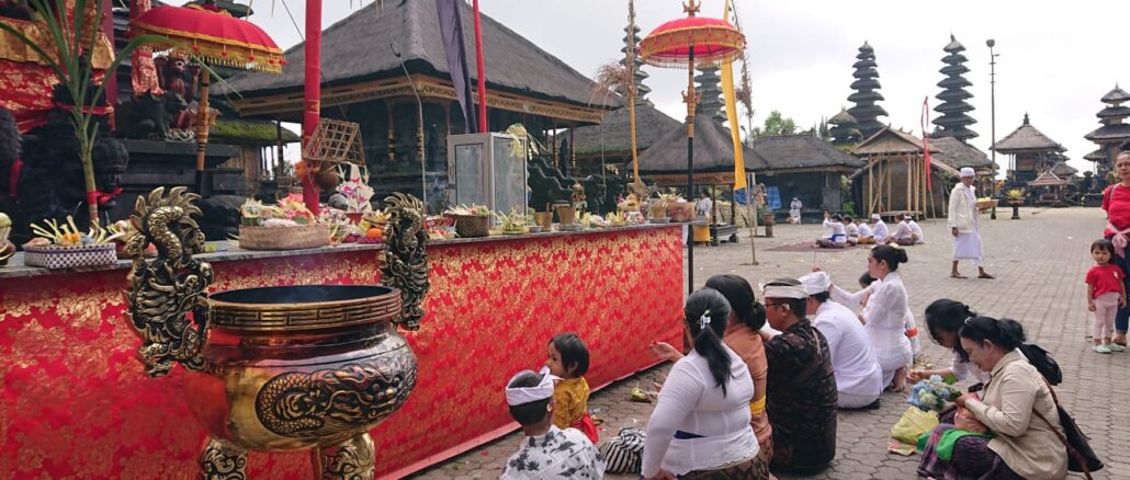 Umat Hindu dari berbagai daerah sembahyang ke pura Ulundanu Batur - IST