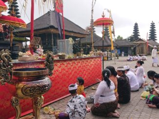Umat Hindu dari berbagai daerah sembahyang ke pura Ulundanu Batur - IST