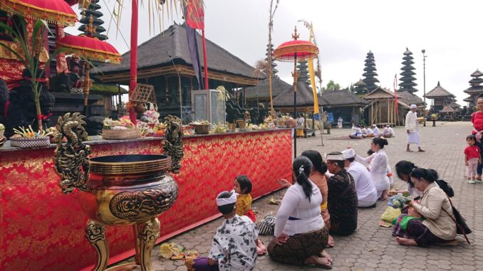 Umat Hindu dari berbagai daerah sembahyang ke pura Ulundanu Batur - IST
