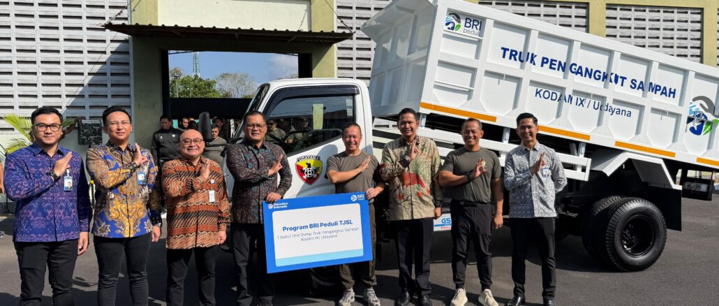 Penyerahan banuan oleh Regional CEO BRI Region 17/Denpasar, Hery Noercahya, kepada Pangdam IX/Udayana, Mayjen TNI Piek Budyakto, S.H., M.H., pada Rabu (29/7) di GOR Yudomo, Asrama Praja Raksaka Kepaon, Denpasar - IST