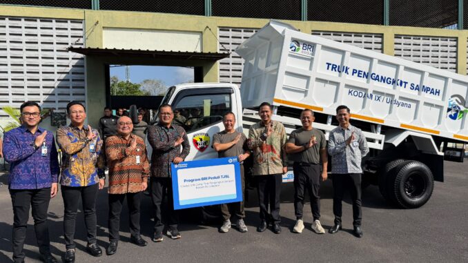 Penyerahan banuan oleh Regional CEO BRI Region 17/Denpasar, Hery Noercahya, kepada Pangdam IX/Udayana, Mayjen TNI Piek Budyakto, S.H., M.H., pada Rabu (29/7) di GOR Yudomo, Asrama Praja Raksaka Kepaon, Denpasar - IST
