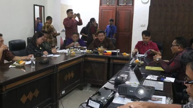 Rapat Dengar Pendapat (RDP) bersama Dinas Pendidikan (Disdik) serta Dinas Tenaga Kerja, Transmigrasi, dan Energi Sumber Daya Mineral (Disnakertrans ESDM) Kabupaten Buleleng pada Selasa (21/7) - ist