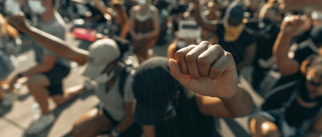 Ilustrasi- Revolusi Foto oleh Clay Banks di Unsplash
