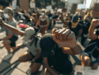 Ilustrasi- Revolusi Foto oleh Clay Banks di Unsplash