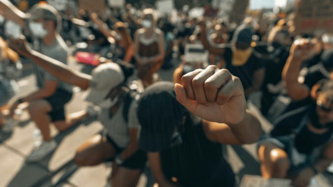 Ilustrasi- Revolusi Foto oleh Clay Banks di Unsplash
