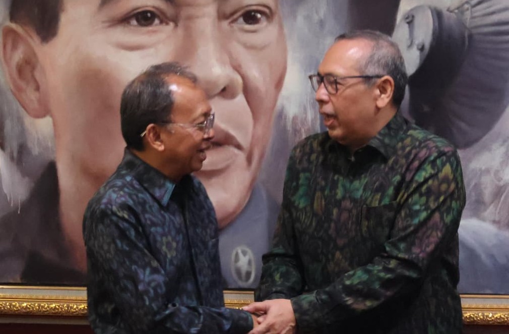 Direktur Jenderal Tata Ruang Kementerian Agraria dan Tata Ruang/Badan Pertanahan Nasional (ATR/BPN), Suyus Windayana, di Ruang Rapat Kantor Gubernur Bali, Renon, Denpasar, Senin (20/7). bersama Gubernur Koster (kiri) - IST