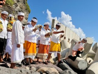 Bupati Wayan Adi Arnawa mengikuti prosesi Mulang Pekelem pada Puncak Pujawali Pedudusan Agung di Pura Luhur Uluwatu di Desa Adat Pecatu, Kecamatan Kuta Selatan, Selasa (7/7)- IST