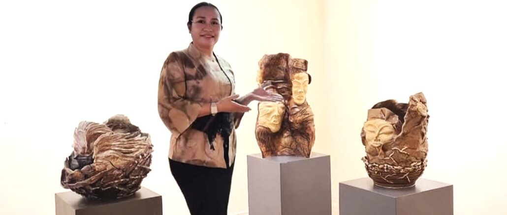 Ida Ayu Gede Artayani. bersama karya keramiknya - IST