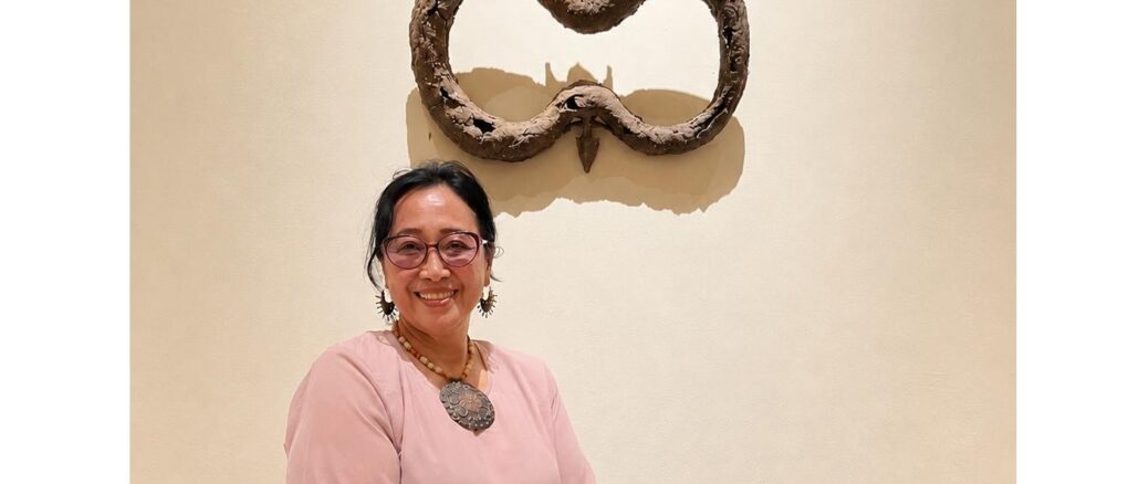 Dr. Noor Sudiyati bersama salah satu karya keramiknya dalam pameran BECOMING di ARMA Museum, Ubud, Bali. (Foto: Dok. Pribadi)