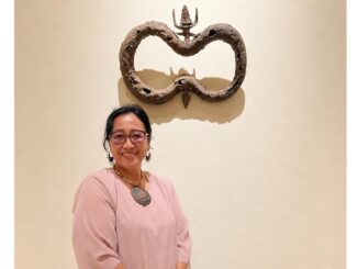 Dr. Noor Sudiyati bersama salah satu karya keramiknya dalam pameran BECOMING di ARMA Museum, Ubud, Bali. (Foto: Dok. Pribadi)