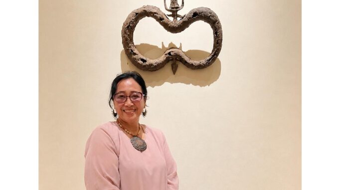 Dr. Noor Sudiyati bersama salah satu karya keramiknya dalam pameran BECOMING di ARMA Museum, Ubud, Bali. (Foto: Dok. Pribadi)