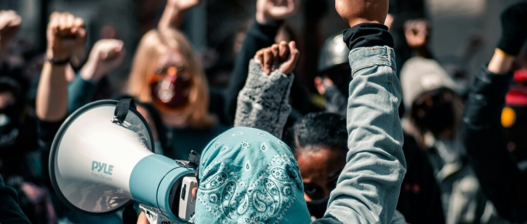 Ilustrasi revolusi - Foto oleh Colin Lloyd di Unsplash