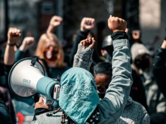 Ilustrasi revolusi - Foto oleh Colin Lloyd di Unsplash