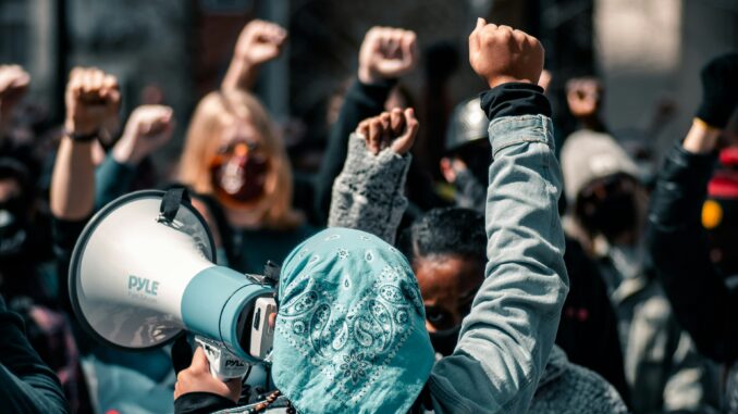 Ilustrasi revolusi - Foto oleh Colin Lloyd di Unsplash