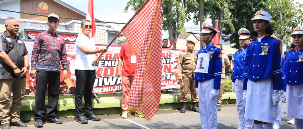 Wakil Bupati Buleleng, Gede Supriatna, didampingi Forkopimda melepas peserta Gerak Jalan 8 Kilometer tingkat SD dari depan GOR Bhuana Patra, Selasa (4/8) - IST