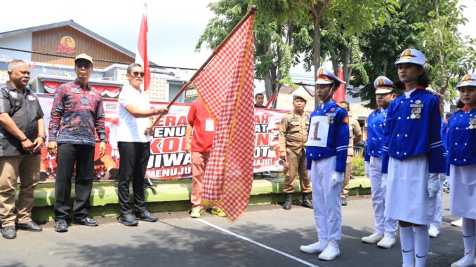 Wakil Bupati Buleleng, Gede Supriatna, didampingi Forkopimda melepas peserta Gerak Jalan 8 Kilometer tingkat SD dari depan GOR Bhuana Patra, Selasa (4/8) - IST