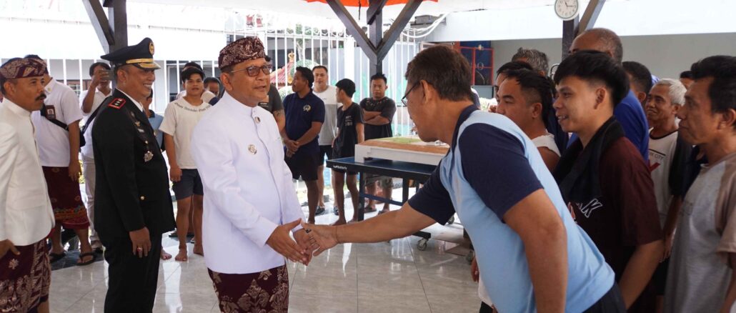 Bupati Buleleng menyapa warga binaan Lapas Kelas IIB Singaraja, Senin (17/8) - IST