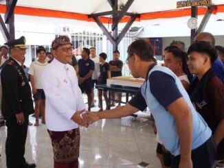 Bupati Buleleng menyapa warga binaan Lapas Kelas IIB Singaraja, Senin (17/8) - IST