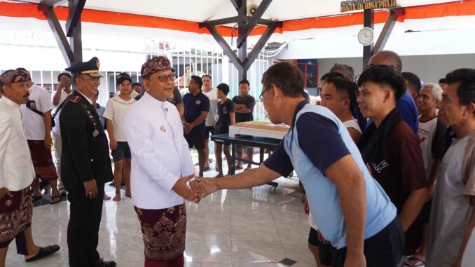 Bupati Buleleng menyapa warga binaan Lapas Kelas IIB Singaraja, Senin (17/8) - IST