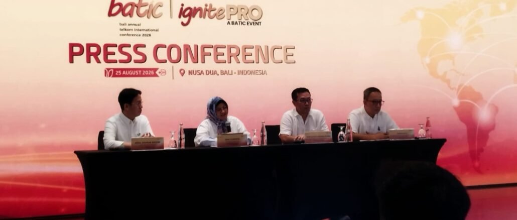 Caption: Direktur Utama Telkom Dian Siswarini (tengah) dalam konferensi pers Bali Annual Telkom Conference (BATIC) 2026 di Nusa Dua, Bali, Selasa (25/8/2026) - IST