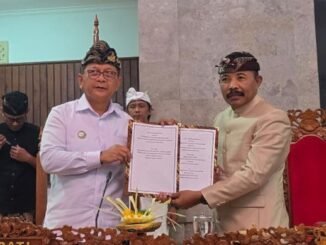 Bupati Buleleng Nyoman Sutjidra bersama ketua DPRD Kabupaten Buleleng, Ketut Ngurah Arya, SM saat Rapat Paripurna DPRD Kabupaten Buleleng dengan agenda Penandatanganan Kesepakatan Kebijakan Umum Anggaran dan Prioritas Plafon Anggaran Sementara (KUA-PPAS) Tahun Anggaran 2027, Kamis (27/8/2026) - IST