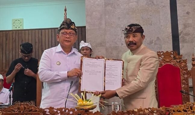 Bupati Buleleng Nyoman Sutjidra bersama ketua DPRD Kabupaten Buleleng, Ketut Ngurah Arya, SM saat Rapat Paripurna DPRD Kabupaten Buleleng dengan agenda Penandatanganan Kesepakatan Kebijakan Umum Anggaran dan Prioritas Plafon Anggaran Sementara (KUA-PPAS) Tahun Anggaran 2027, Kamis (27/8/2026) - IST