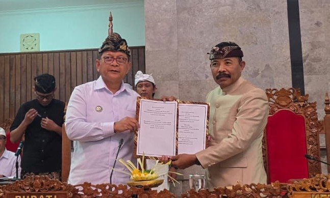 Bupati Buleleng Nyoman Sutjidra bersama ketua DPRD Kabupaten Buleleng, Ketut Ngurah Arya, SM saat Rapat Paripurna DPRD Kabupaten Buleleng dengan agenda Penandatanganan Kesepakatan Kebijakan Umum Anggaran dan Prioritas Plafon Anggaran Sementara (KUA-PPAS) Tahun Anggaran 2027, Kamis (27/8/2026) - IST