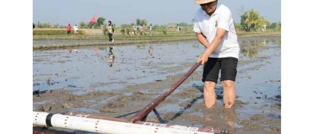 Bupati Adi Arnawa saat acara Gerakan Tanam Padi metode Pertanian Modern Advanced Agriculture System (PMAAS) di Subak Tanah Yeng, Desa Sedang, Kecamatan Abiansemal, Sabtu (29/8) _ IST