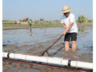 Bupati Adi Arnawa saat acara Gerakan Tanam Padi metode Pertanian Modern Advanced Agriculture System (PMAAS) di Subak Tanah Yeng, Desa Sedang, Kecamatan Abiansemal, Sabtu (29/8) _ IST