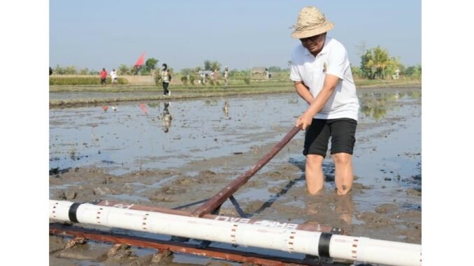 Bupati Adi Arnawa saat acara Gerakan Tanam Padi metode Pertanian Modern Advanced Agriculture System (PMAAS) di Subak Tanah Yeng, Desa Sedang, Kecamatan Abiansemal, Sabtu (29/8) _ IST