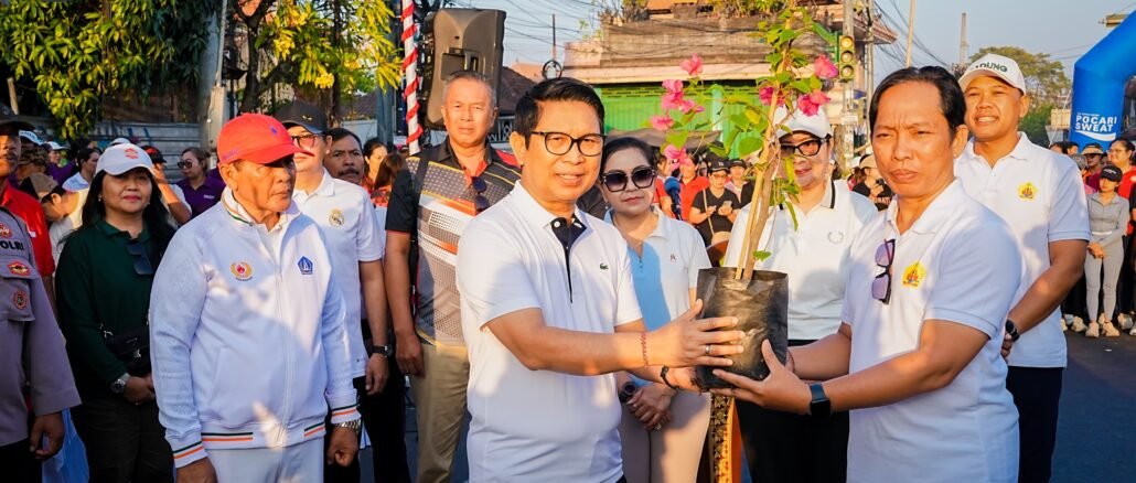 Bupati Wayan Adi Arnawa saat Badung First Car Free Day di sepanjang Jalan Teuku Umar Barat, Kelurahan Kerobokan Kelod, Kecamatan Kuta Utara, Badung, Minggu (30/8). - IST