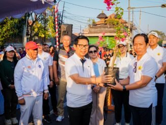 Bupati Wayan Adi Arnawa saat Badung First Car Free Day di sepanjang Jalan Teuku Umar Barat, Kelurahan Kerobokan Kelod, Kecamatan Kuta Utara, Badung, Minggu (30/8). - IST