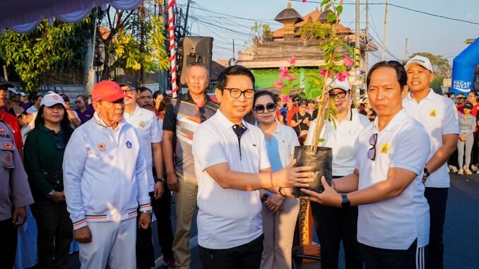 Bupati Wayan Adi Arnawa saat Badung First Car Free Day di sepanjang Jalan Teuku Umar Barat, Kelurahan Kerobokan Kelod, Kecamatan Kuta Utara, Badung, Minggu (30/8). - IST