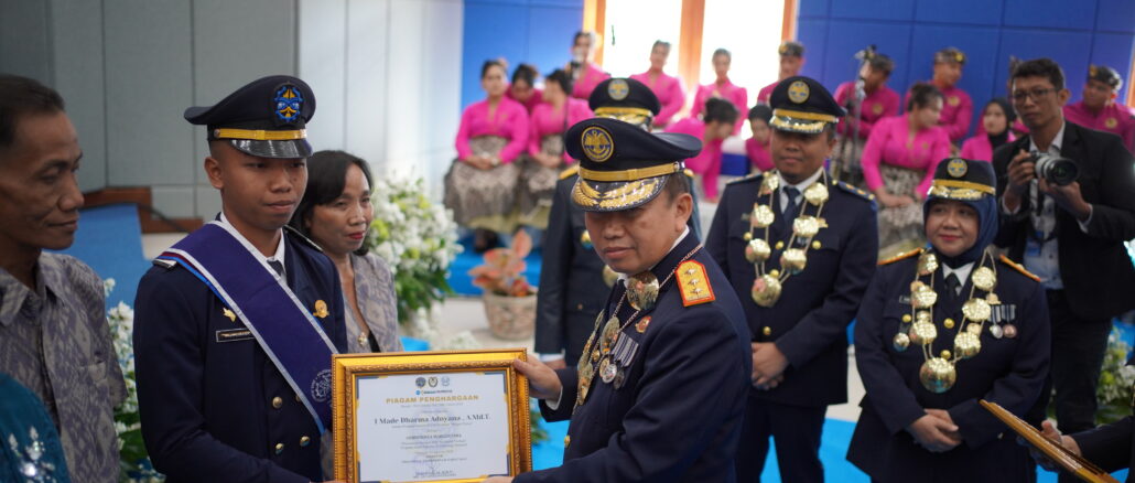 Salah-satu alumni saat menerima piagam kelulusan - ITS