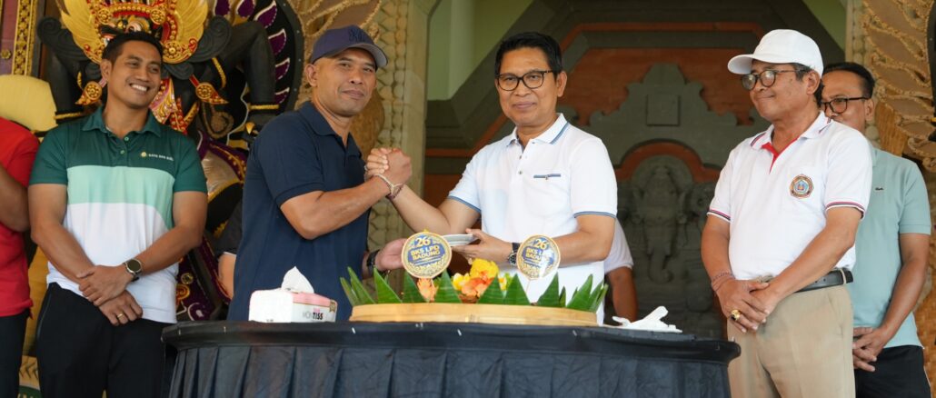 Bupati Wayan Adi Arnawa saat hadir di HUT. BKS-LPD Kabupaten Badung di Wantilan Pura Lingga Bhuwana, Puspem Badung, Sabtu (22/8). - IST