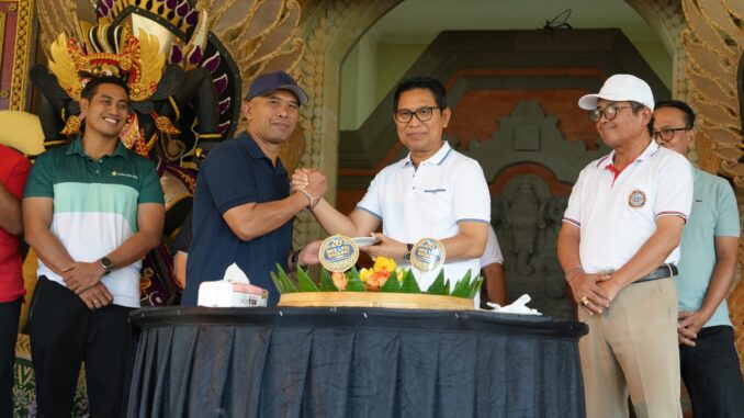 Bupati Wayan Adi Arnawa saat hadir di HUT. BKS-LPD Kabupaten Badung di Wantilan Pura Lingga Bhuwana, Puspem Badung, Sabtu (22/8). - IST