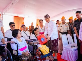 Pemkab Badung turut menyerahkan bingkisan tali kasih kepada perwakilan LVRI dan penyandang disabilitas se-Kabupaten Badung sesaat setelah upacara HUT Kmerdekaan RI ke-81- IST
