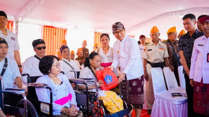 Pemkab Badung turut menyerahkan bingkisan tali kasih kepada perwakilan LVRI dan penyandang disabilitas se-Kabupaten Badung sesaat setelah upacara HUT Kmerdekaan RI ke-81- IST