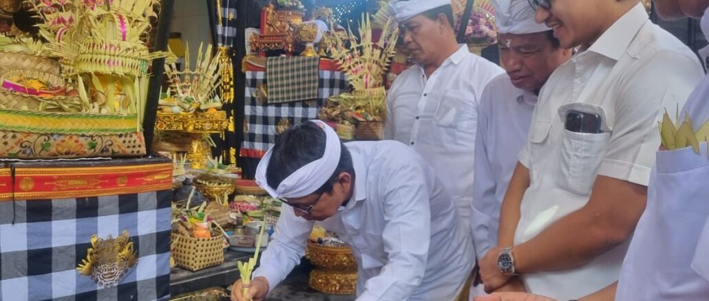 Bupati Wayan Adi Arnawa menghadiri karya Mamungkah, Ngenteg Linggih, Padudusan Alit, Medasar Caru Rsi Gana dan Caru Panca Rupa, Pura Maspahit, Br. Kayutulang, Canggu, Kuta Utara, Rabu (12/8) - IST